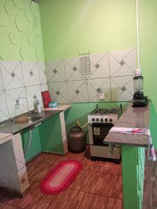 a toy kitchen with a counter and a stove at Casa Gael (Gisele & Lucimar) in Atins