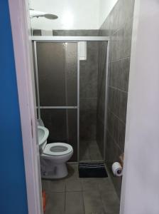 Um banheiro em Suíte Barros