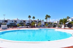 Bazén v ubytování Casa Los Alisios Lanzarote nebo v jeho okolí