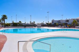 Bazén v ubytování Casa Los Alisios Lanzarote nebo v jeho okolí