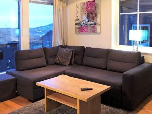 Sala de estar con sofá marrón y mesa de centro en 8 person holiday home in S LEN, en Stöten