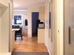 cocina y sala de estar con mesa en 8 person holiday home in S LEN, en Stöten