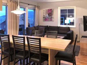 comedor y sala de estar con mesa y sillas en 8 person holiday home in S LEN, en Stöten