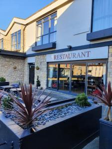 um edifício de restaurante com uma placa que lê restaurante em Wessex Hotel em Street