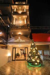 a christmas tree in front of a building at Phước Hưng 2 Hotel in Vĩnh Long