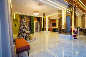a christmas tree in the middle of a lobby at HOTEL RF VISION restaurante giratório in Gramado