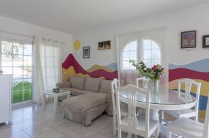 Zdjęcie z galerii obiektu Galera Beach Boutique Art Villas with Private Pools, Free Wifi & BBQ, Corralejo by Amazzzing Travel w Corralejo