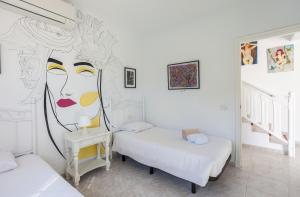 Zdjęcie z galerii obiektu Galera Beach Boutique Art Villas with Private Pools, Free Wifi & BBQ, Corralejo by Amazzzing Travel w Corralejo +37 zdjęć