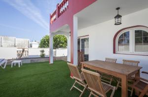 Zdjęcie z galerii obiektu Galera Beach Boutique Art Villas with Private Pools, Free Wifi & BBQ, Corralejo by Amazzzing Travel w Corralejo