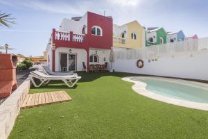 Zdjęcie z galerii obiektu Galera Beach Boutique Art Villas with Private Pools, Free Wifi & BBQ, Corralejo by Amazzzing Travel w Corralejo