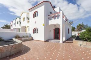 Zdjęcie z galerii obiektu Galera Beach Boutique Art Villas with Private Pools, Free Wifi & BBQ, Corralejo by Amazzzing Travel w Corralejo
