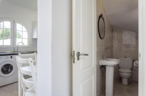 Zdjęcie z galerii obiektu Galera Beach Boutique Art Villas with Private Pools, Free Wifi & BBQ, Corralejo by Amazzzing Travel w Corralejo