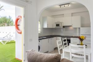 Zdjęcie z galerii obiektu Galera Beach Boutique Art Villas with Private Pools, Free Wifi & BBQ, Corralejo by Amazzzing Travel w Corralejo