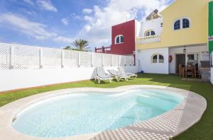Zdjęcie z galerii obiektu Galera Beach Boutique Art Villas with Private Pools, Free Wifi & BBQ, Corralejo by Amazzzing Travel w Corralejo