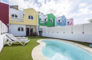 Zdjęcie z galerii obiektu Galera Beach Boutique Art Villas with Private Pools, Free Wifi & BBQ, Corralejo by Amazzzing Travel w Corralejo