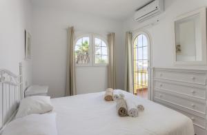 Zdjęcie z galerii obiektu Galera Beach Boutique Art Villas with Private Pools, Free Wifi & BBQ, Corralejo by Amazzzing Travel w Corralejo