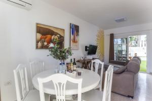 Zdjęcie z galerii obiektu Galera Beach Boutique Art Villas with Private Pools, Free Wifi & BBQ, Corralejo by Amazzzing Travel w Corralejo