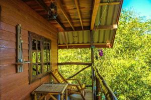 Rõdu või terrass majutusasutuses Treehouse Holidays-Garden View