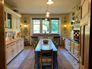 kuchnia ze stołem i krzesłami oraz oknem w obiekcie Dungarthill House w mieście Dunkeld