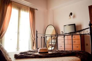Dormitorio con cama con espejo y tocador en Rahati Holiday Villa Maisonette by Estia en Kerásia