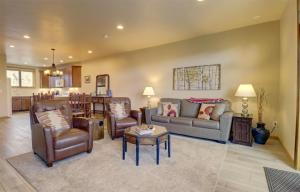 un soggiorno con divano e sedie di Prospector Point E 4Br 3,5Ba townhouse a Frisco