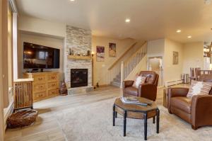un soggiorno con divano e camino di Prospector Point E 4Br 3,5Ba townhouse a Frisco