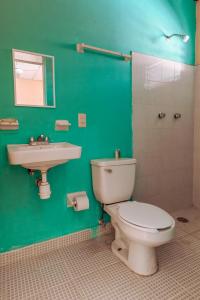 La salle de bains est pourvue de toilettes et d'un lavabo. dans l'établissement Hotel Lekami, à Puerto Escondido