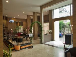 Μια τηλεόραση ή/και κέντρο ψυχαγωγίας στο The Gloria Suites Grogol