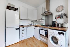 Superb 2 bed flat next to Clapham South station