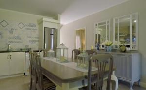 cocina con mesa, sillas y barra en Century City Mayfair Luxury Apartments, en Ciudad del Cabo