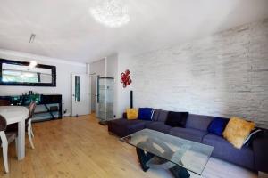 Posedenie v ubytovaní Superb 3 bed flat with balcony in St John's Wood