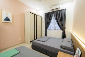 - une petite chambre avec un lit et une fenêtre dans l'établissement Desaru Alpaca homestay Desaru, à Desaru