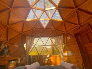 杜伊塔馬的住宿－Libélula Glamping con jacuzzi，客房设有带窗户的大型玻璃天花板。