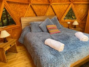 Katil atau katil-katil dalam bilik di Libélula Glamping con jacuzzi