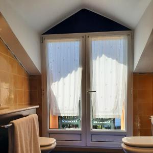 Koupelna v ubytování Habitaciones Turísticas Ontxene + 37 fotografií