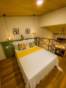 1 dormitorio con 1 cama grande en una habitación en Casa aluguel Abraão, Vista Mar en Abraão