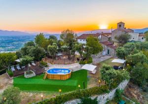 Ein Blick auf den Pool von der Unterkunft Villa San Bastiano by MC Luxury Rentals oder aus der Nähe