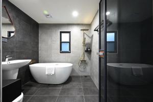 Ванная комната в 台南安平 - 理蓄豪宅 - 可加價Ktv及烤肉