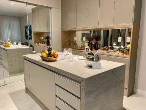 una cocina con una barra con un bol de fruta. en Apartment Ipanema Arpoador - 300m da praia, en Río de Janeiro