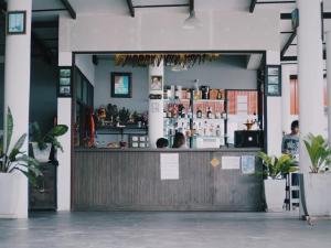 a bar in a restaurant with people sitting at the counter at Rabeang Bann Koh Samed ระเบียงบ้านเกาะเสม็ด in Ko Samed