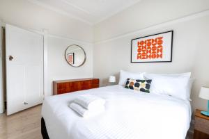 Säng eller sängar i ett rum på Chic Bondi Beach Pad