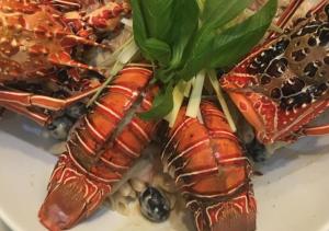 Makanan di atau berdekatan hotel