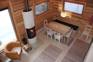 einen Blick über ein Esszimmer mit Kamin in der Unterkunft Syöte Cottage in Syöte