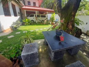 Giardino di Abinu"s Place