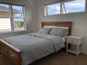 Kama o mga kama sa kuwarto sa Comfortable Holiday Home at Mt Wellington
