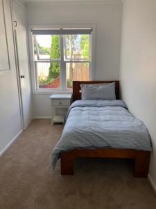 Een bed of bedden in een kamer bij Comfortable Holiday Home at Mt Wellington