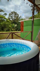 eine Whirlpool-Badewanne auf einem Hof mit in der Unterkunft Entreselvas Glamping in Quibdó