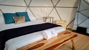 - une chambre avec un lit dans une tente dans l'établissement Entreselvas Glamping, à Quibdó