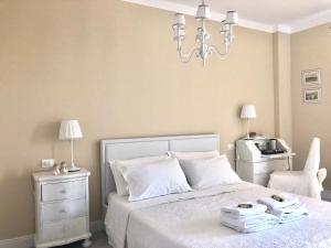 A bed or beds in a room at NICOLE DONEY LOCAZIONE TURISTICA