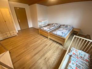 Postel nebo postele na pokoji v ubytování Hotel Peklo pro rodiny s dětmi